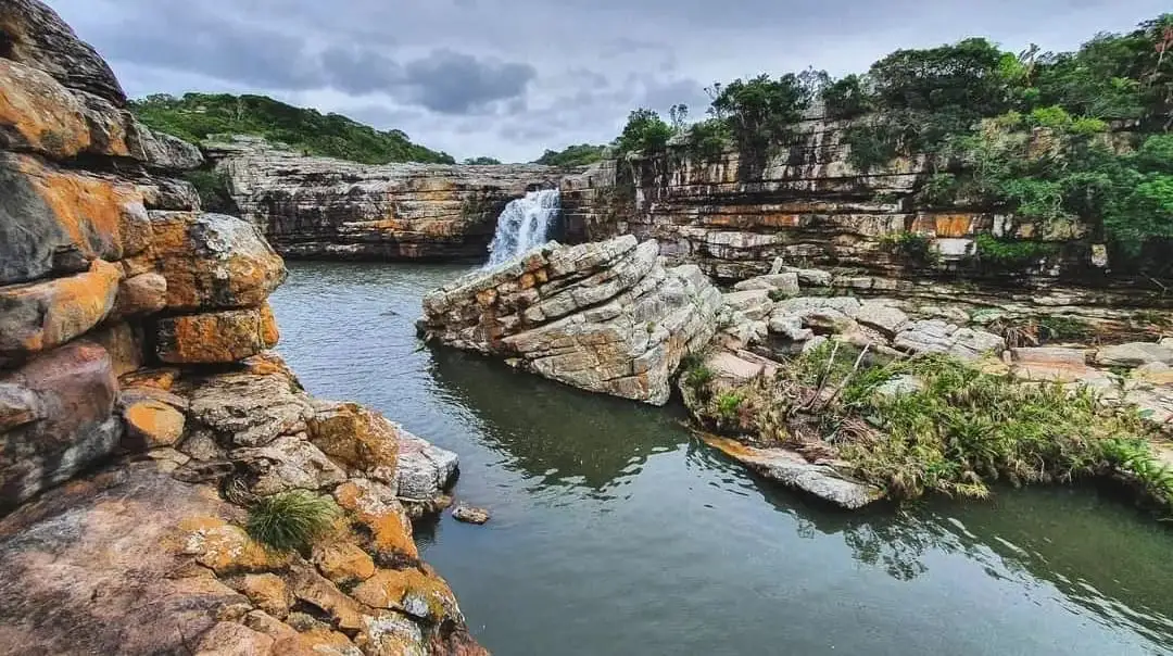 South Africa has two iconic coastal destinations and they could not be more different. Here is an honest comparison to help you decide which one belongs on your itinerary.